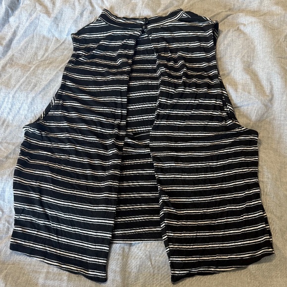 Open Back Cropped Tank - Picture 5 of 8